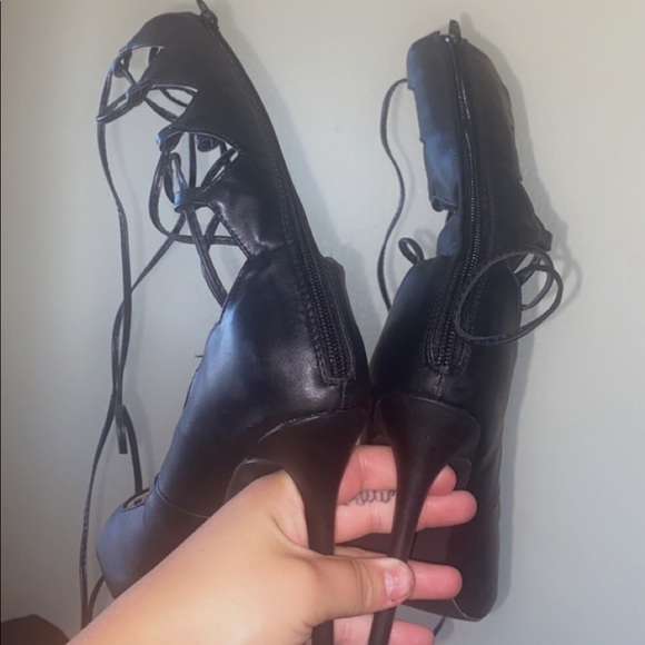 Lace up black heels - Picture 3 of 5